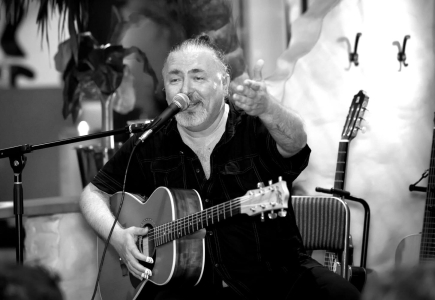 Nghệ sĩ người Nga 59 tuổi gây sốt cover loạt hit trăm triệu view của Sơn Tùng